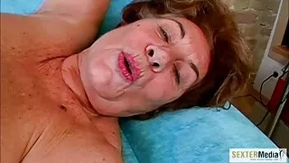 Blonde enfonce un gode dans sa je veux voir un film porno chatte pour prendre un buzz et jouir