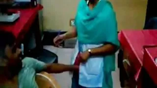 La belle-mère excitée ne s'est pas retenue et a sucé son beau-fils pendant que son mari vidéos xxx pornos était au travail