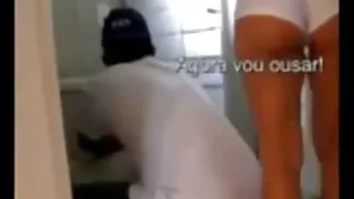 Il n'a pas laissé la fille se laver tranquillement jusqu'à ce video porno dingue gratuit qu'il la baise sous la douche