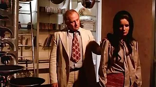 Mec chaud baise dans le film pornographique sexy trou du cul d'une jeune blonde