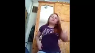 Le mec a baisé la fille maigre avec une xxx sex gratuit énorme bite