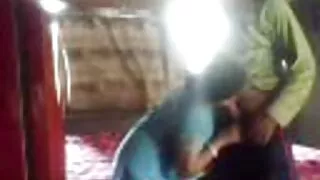 Blonde enculée à travers un pantalon déchiré di vidéo pormo
