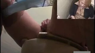 Le barbu film x porno film x porno a regardé les seins chics de sa mère et s'est excité