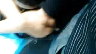 Une femme film vidéo xxx infidèle sautant sur la bite de son amant pendant que son mari est au travail