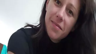Une superbe blonde en rose branle activement la gaule porno la bite du mec pour s'exciter