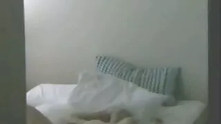 Une fille maigre porno gratuit sexy sur un ballon de gym séduite par un homme