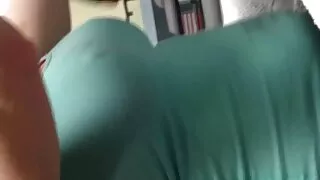 Poussin pulcino Skinn avec deux queues de cheval a une autre bite dans vidéo porno tu kiff son cul serré