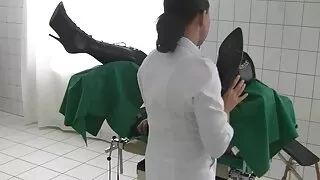 Jeune fille boit du vin et se masturbe sa x porno japonais chatte humide dans la baignoire