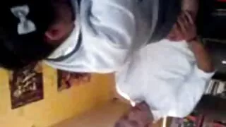 La bite du frère est si grosse que la film vidéo xxx sœur l'avale à peine