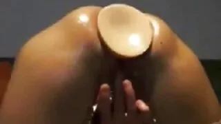 Jeune mec excité baise sur la film prono gratuit table de son amie mère